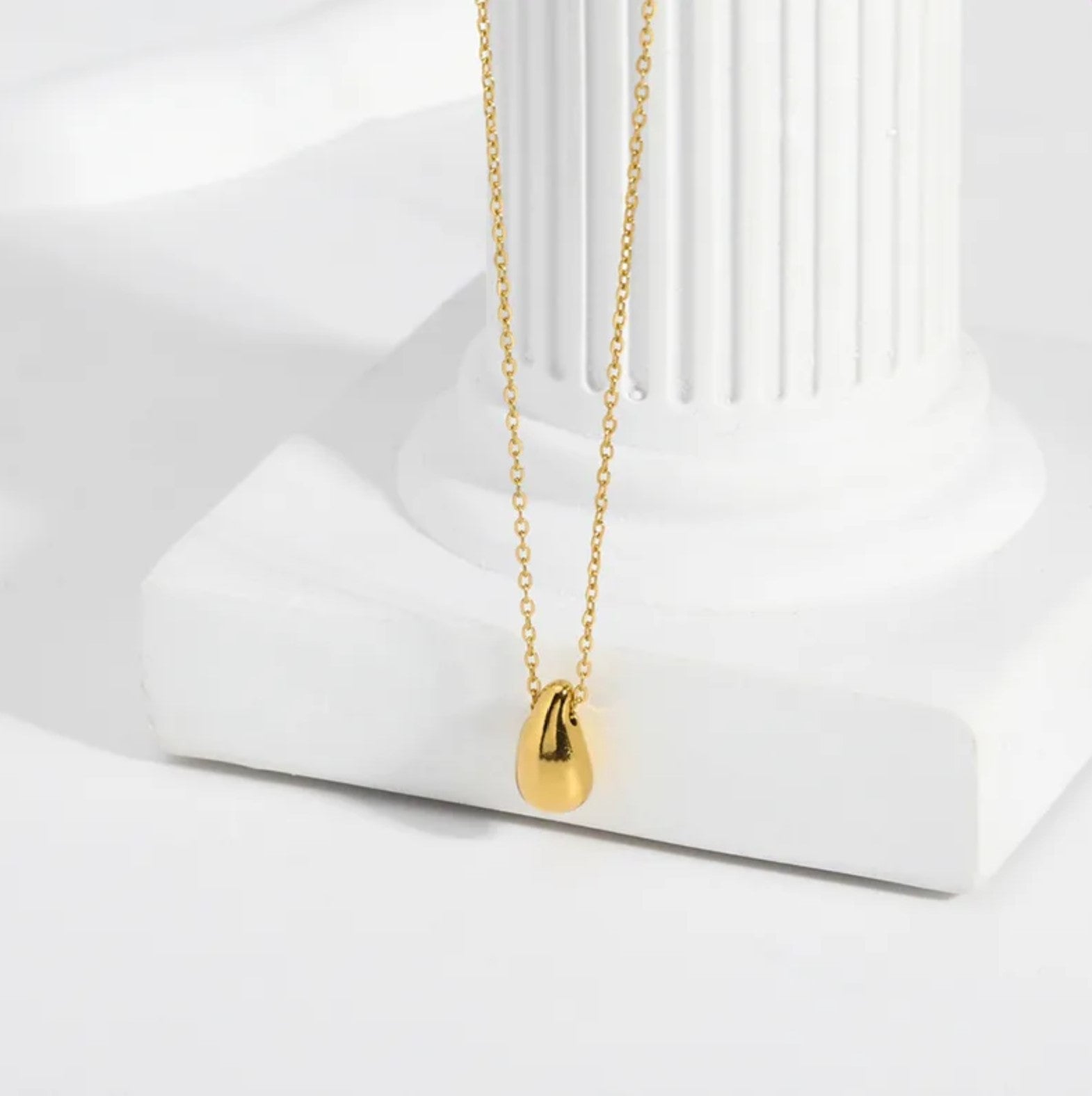 Mini tear drop collar dorado