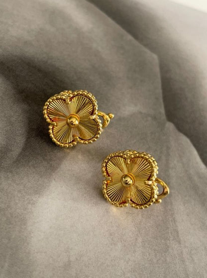 Trebol aretes dorado
